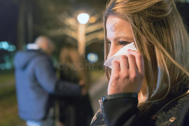 背叛。 伤心哭泣的女孩发现她的男朋友与另一个女人