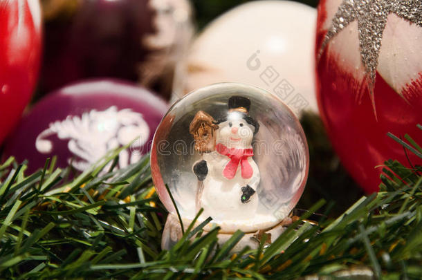 圣诞装饰品。 闪亮的神奇<strong>水晶球</strong>，树上有雪人和圣诞<strong>球</strong>。 有圣诞节背景的下雪穹顶