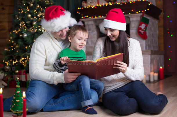 家庭，圣诞<strong>节</strong>，圣诞<strong>节</strong>，概念-微笑的<strong>父母</strong>在圣诞老人帽子和儿子孩子读书
