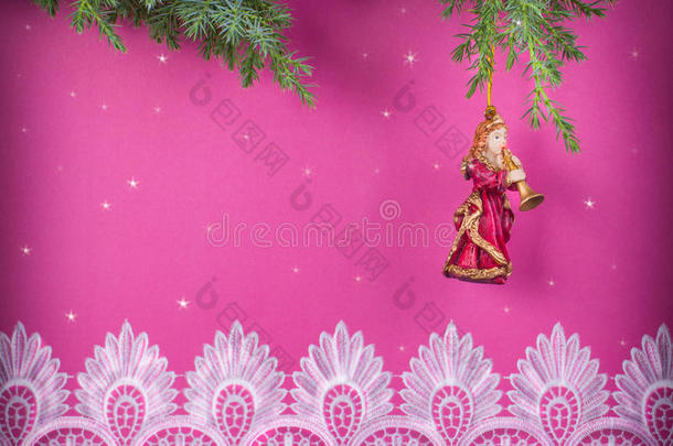 圣诞装饰粉红色背景与花边和雕像的a
