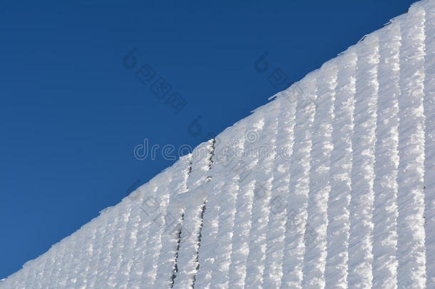 蓝天和<strong>铁栅栏</strong>上的霜冻