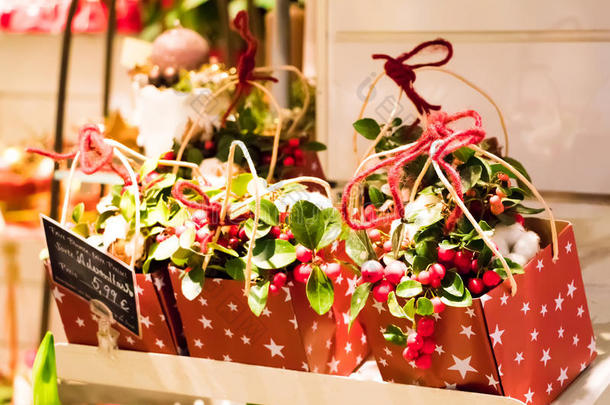 花店里可爱的圣诞礼物。 有装饰、礼物和鲜花的盒子正在为圣诞节出售
