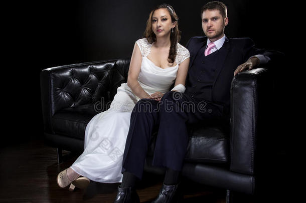 订婚夫妇造型艺术装饰风格婚纱和礼服