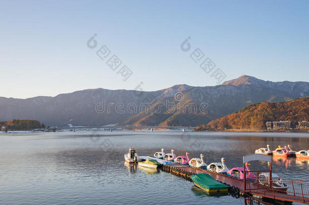 日本山梨县Kawaguchiko湖的秋季景观