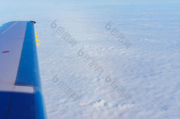 云和天空飞机机翼，从飞机的窗户看到