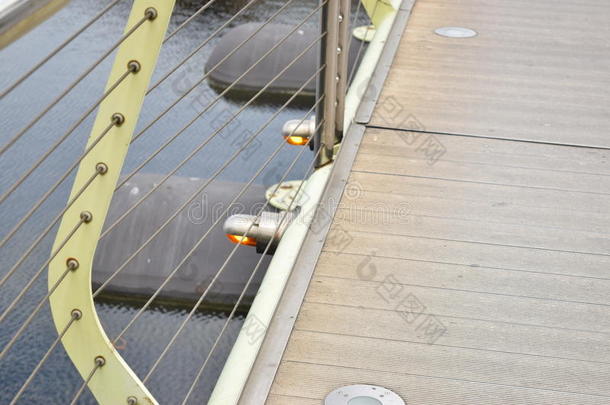 桥闪烁灯橙色观点