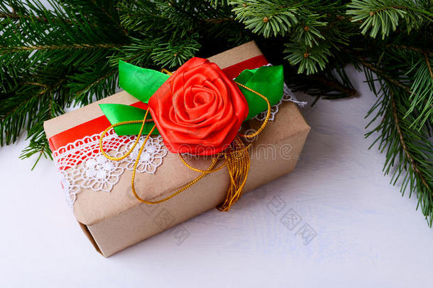 圣诞礼盒装饰花边和红色丝绸玫瑰