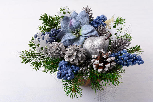 圣诞绿色植物，银色闪光装饰和蓝色丝绸花