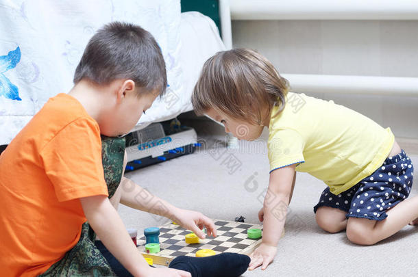 兄弟姐妹一起玩，兄弟姐妹在家里下棋