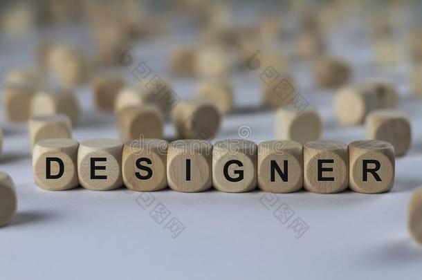设计师-立方体与字母，标志与木制立方体