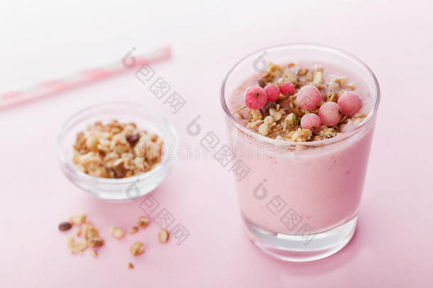 浆果冰沙或奶昔在粉红色的<strong>桌子</strong>上，健康的甜点，小吃和<strong>早餐</strong>。