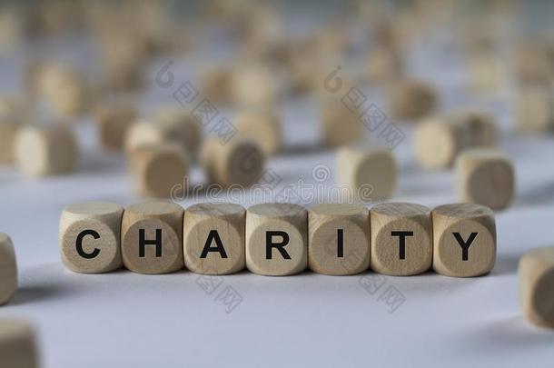 慈善-有字母的方块，有木制方块的签名