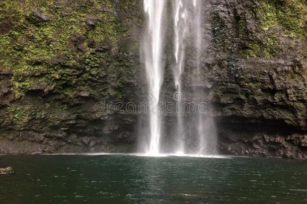 哈纳卡皮亚瀑布在夏威夷考艾岛的纳帕利海岸。