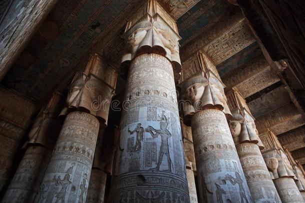 装饰<strong>柱子</strong>和天花板在丹德拉寺，埃及