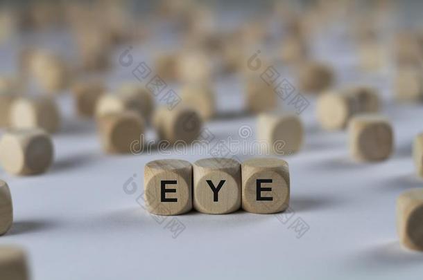 用字母的眼睛立方体，用木制立方体签名