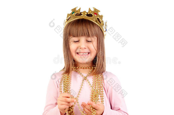 兴奋的小女孩戴着<strong>金色</strong>的<strong>皇冠</strong>和项链