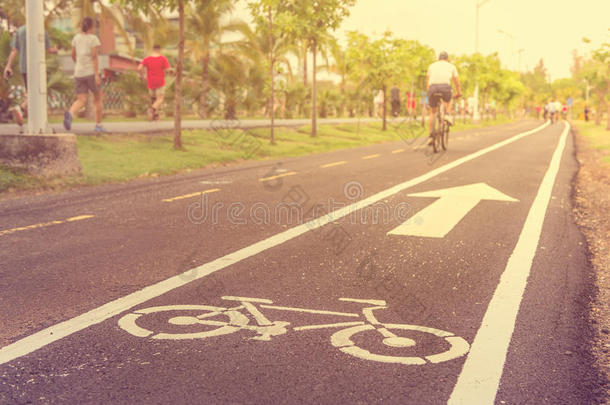 在公共公园用自行车锻炼，户外运动