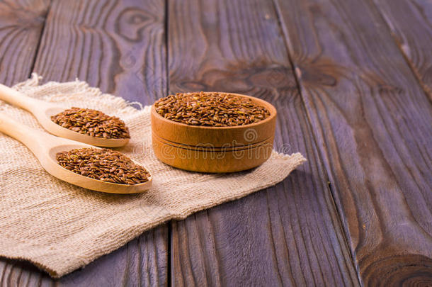 棕色亚麻籽或亚麻籽放在一个小碗里，放在一个小碗里，放在两个小碗里