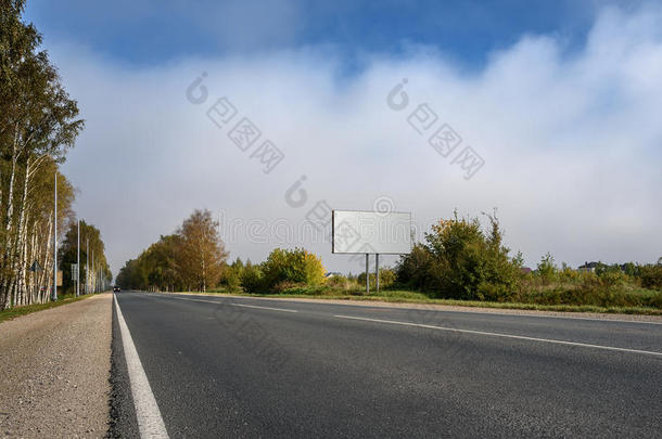 高速公路上的空白广告牌和云层的天空背景