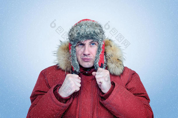 冰冻的人在冬天的衣服里温暖的耳朵，寒冷，雪，暴风雪