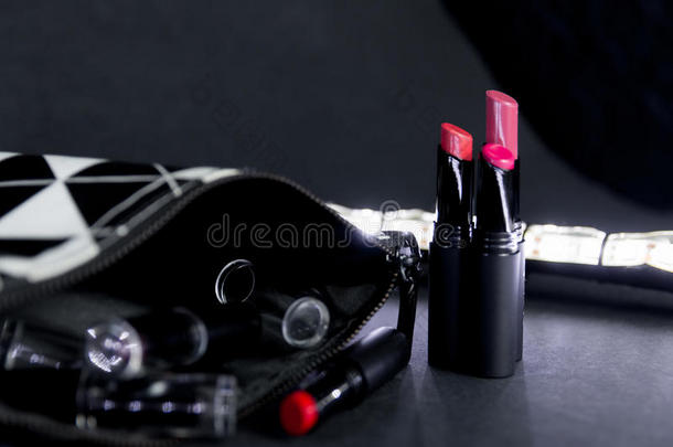 黑白化妆袋与一套口红。 <strong>时尚</strong>丰富多彩。 专业化妆<strong>美容</strong>。 闪烁的Bokeh背景。