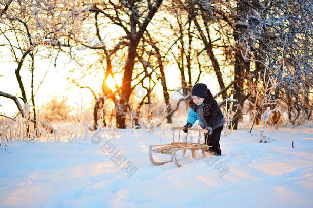 可爱的小有趣的孩子穿着冬天的衣服，在下雪的时候在户外玩雪。 活跃的休闲儿童