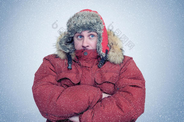 冰冻的人在冬天的衣服里温暖的手，寒冷，雪，暴风雪