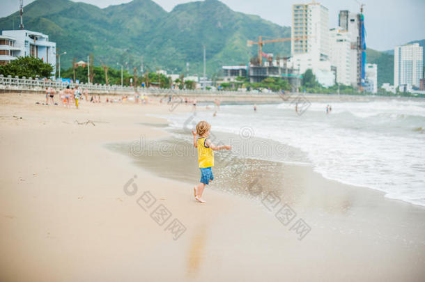 小男孩在<strong>海边</strong>的<strong>沙滩</strong>上散步。 可爱的孩子在<strong>沙滩</strong>热带海滩。