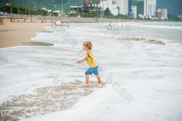 小男孩在<strong>海边</strong>的<strong>沙滩</strong>上散步。 可爱的孩子在<strong>沙滩</strong>热带海滩。