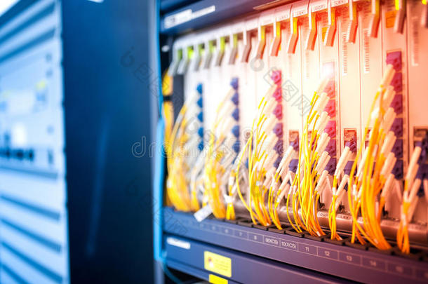 技术数据中心中带服务器的光纤