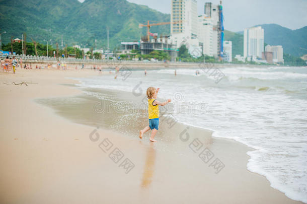 小男孩在<strong>海边</strong>的<strong>沙滩</strong>上散步。 可爱的孩子在<strong>沙滩</strong>热带海滩。