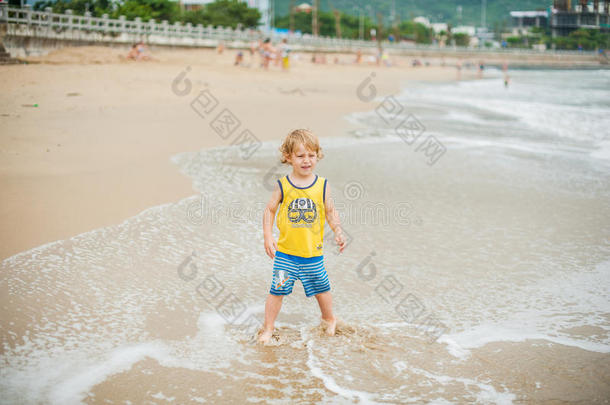 小男孩在<strong>海边</strong>的<strong>沙滩</strong>上散步。 可爱的孩子在<strong>沙滩</strong>热带海滩。