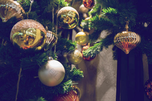 挂在装饰过的圣诞树上的装饰品。