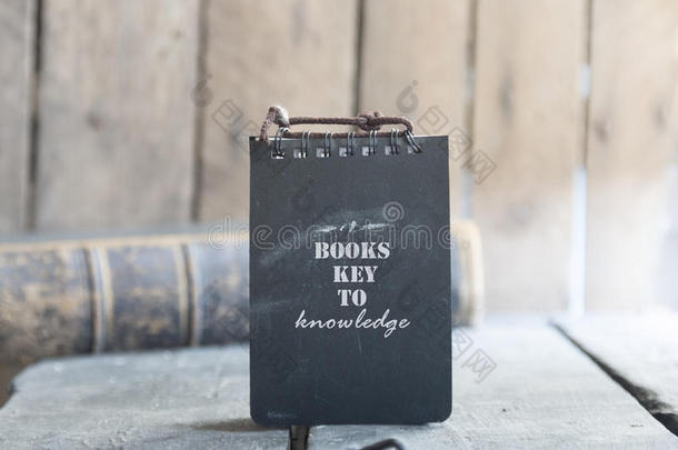 书籍，知识的钥匙-文字和旧书。