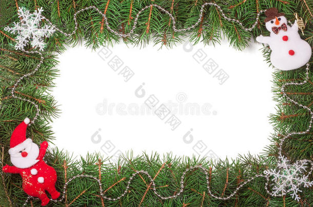 圣诞框架由冷杉树枝制成，装饰着圣诞老人雪人和白色背景上孤立的珠子
