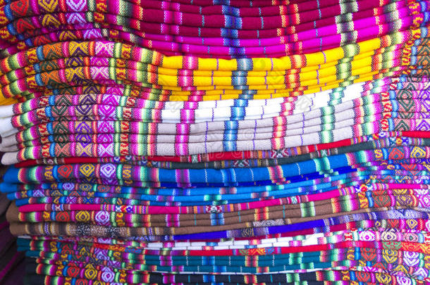 安第斯毛毯在一个市场，拉帕兹，玻利维亚。