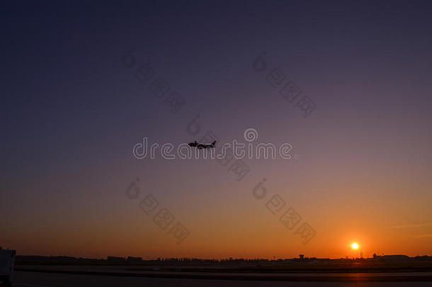 日落时飞机起飞。机场的金色夕阳。黄昏天空日落。澳门机场