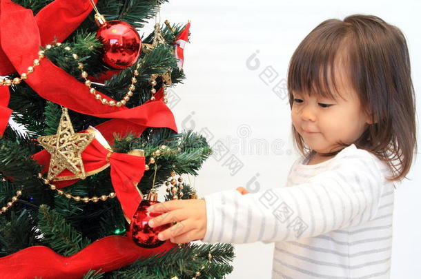 圣诞树和日本女孩