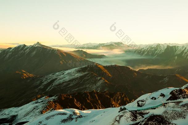 阿尔卑斯山多云的远山人薄雾朦胧的