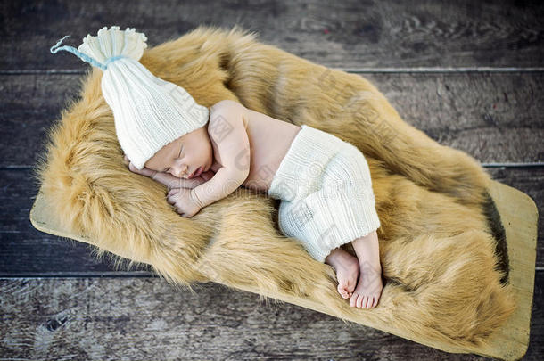 可爱的小新生婴儿睡在柔软的毯子上