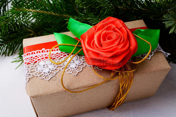 圣诞牛皮纸包装礼物，金色丝带和玫瑰