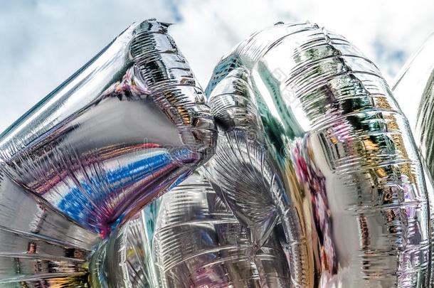 五颜六色的<strong>银色气球</strong>与快乐的庆祝派对背景