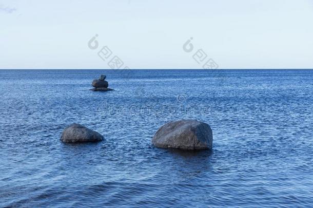 水面上的大石头或巨石