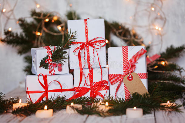 组圣诞节白色礼品盒与红色丝带复制空间。