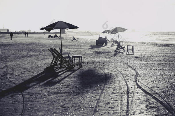 海滩椅子和桌子，黑白相间。