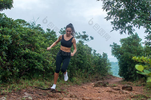 夏季山区<strong>林道</strong>健身女运动员。 运动的女人在爬坡。