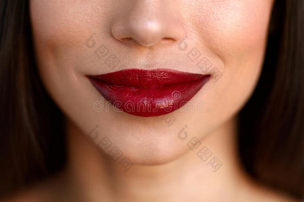 特写美丽的女人嘴唇与红色口红。 <strong>美妆</strong>