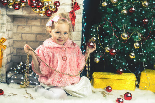 有趣的小女孩装饰圣诞树