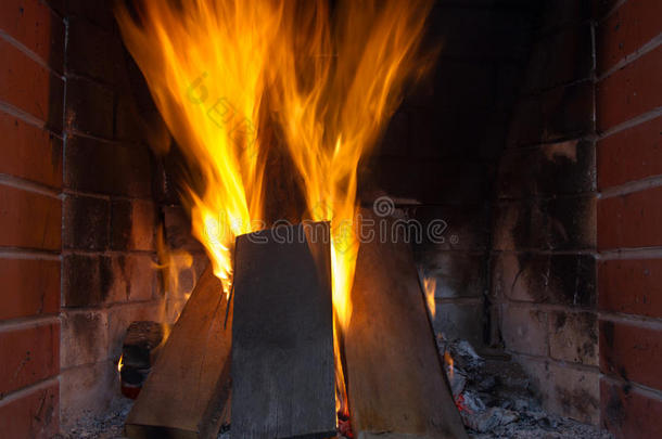 壁炉里的火。 消防背景。 熊熊的篝火。 木柴在壁炉里燃烧。