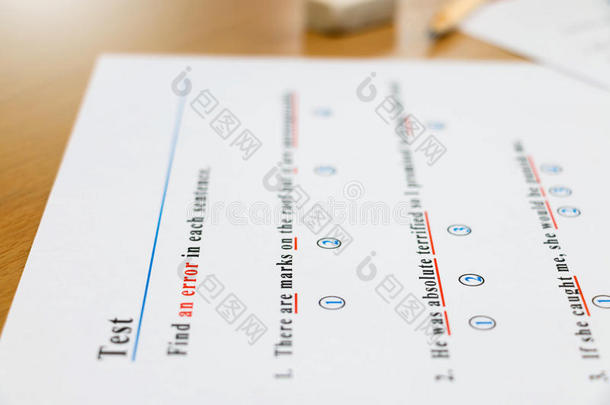 英语考试和<strong>答题</strong>纸在桌子上
